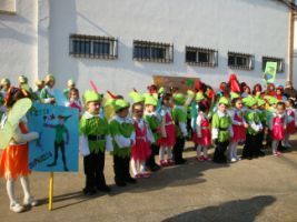 Alumnos de Infantil disfrazados de Peter Pan y Campanilla