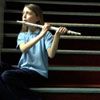 Niña tocando el clarinete